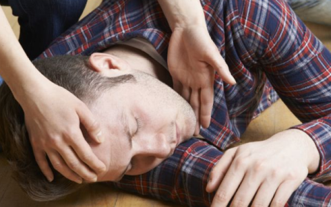 猝死前的几分钟，身体发生了什么？怎么防范？