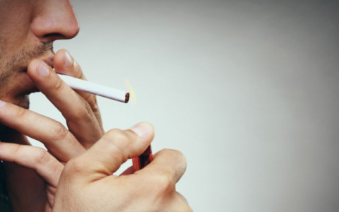 吸烟的人会短命吗？医生坦言：这几类人，或许不会受到影响！