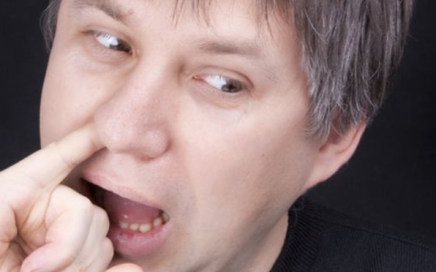 每个爱挖鼻孔的人或会承受这3个后果，劝你手下留情！