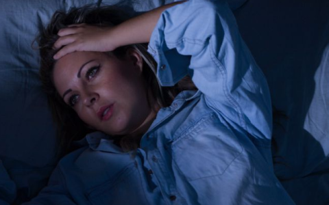 失眠睡不着VS主动熬夜，哪个伤害更大？