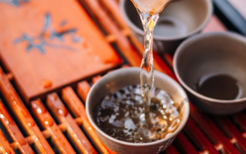 经常喝茶到底是降血压还是升血压？喝茶需注意这些事项！