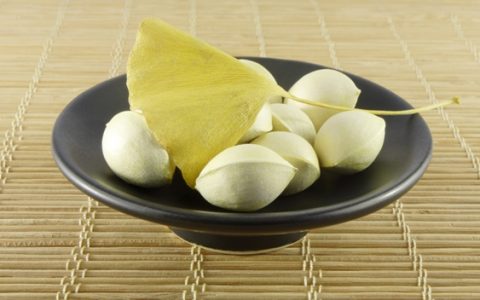 路边这种小果子别捡别吃，小心中毒！
