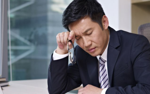 办公室趴在桌子上的正确睡姿，这样趴着睡才不伤颈椎