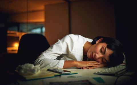 晚上闭着眼大脑却不进入睡眠怎么回事，调整思绪帮助入睡
