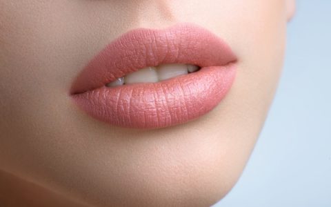 嘟嘟唇蜜蜜透明无色唇彩全面解析：成分、使用技巧与选购指南
